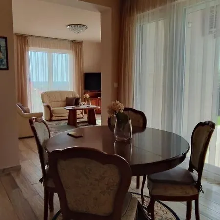 דירה White Column House